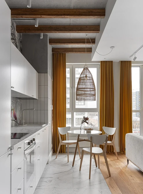 Małe mieszkanie 2026: Minimalistyczne meble w jasnych kolorach optymalizują przestrzeń i dodają światła.