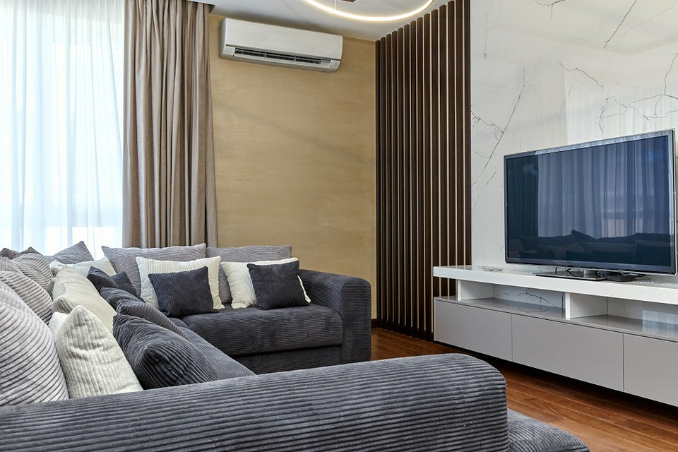 Niewłaściwe meble w małym mieszkaniu: Ciężkie i duże elementy wnętrza zabierają cenną przestrzeń.