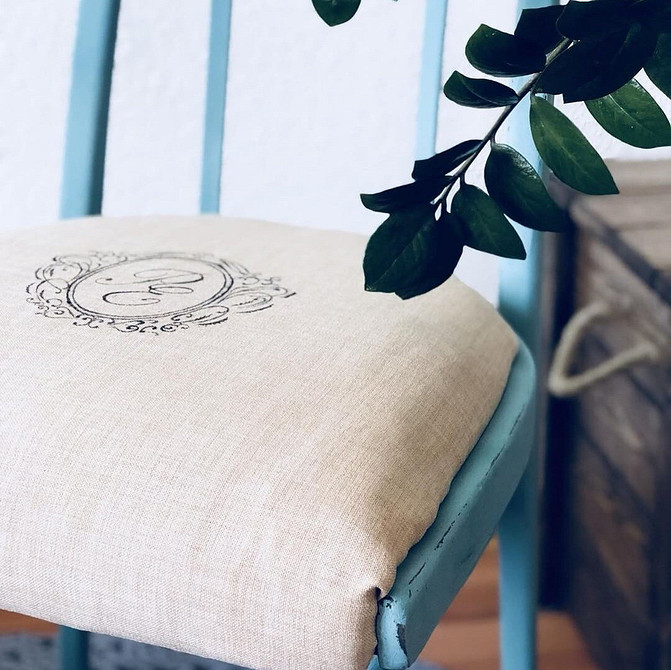 Nowa tapicerka i farba: kompletna renowacja starego krzesła w 2026 roku.