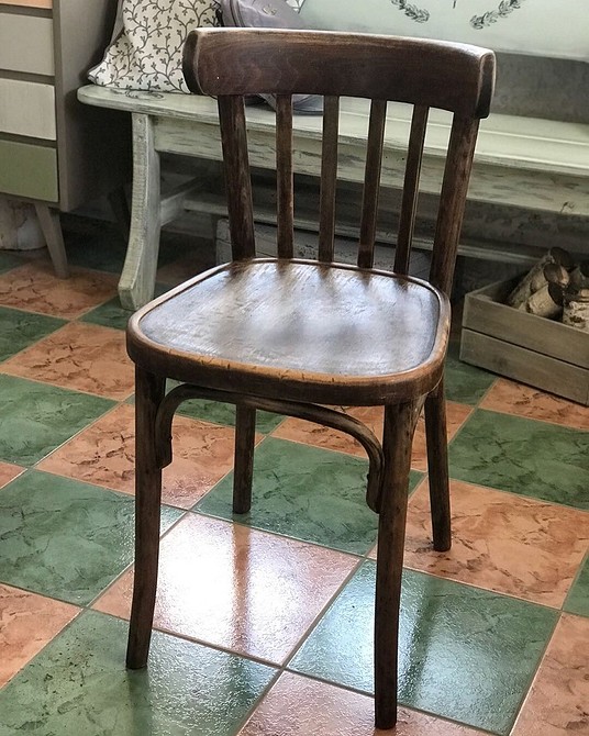 Dekorowanie krzesła vintage. Renowacja krzesła z elementami dekoracyjnymi w 2026 roku.