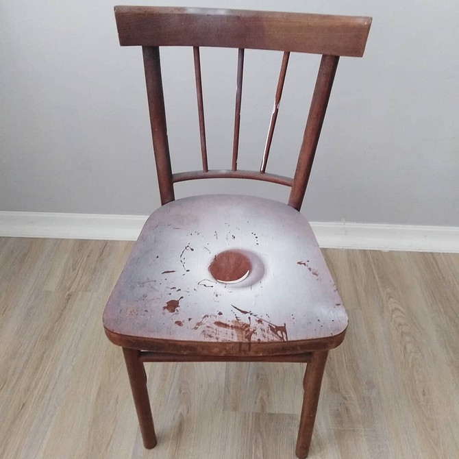 Malowanie drewnianego krzesła na żywy kolor: DIY renowacja krzeseł vintage w 2026 roku.