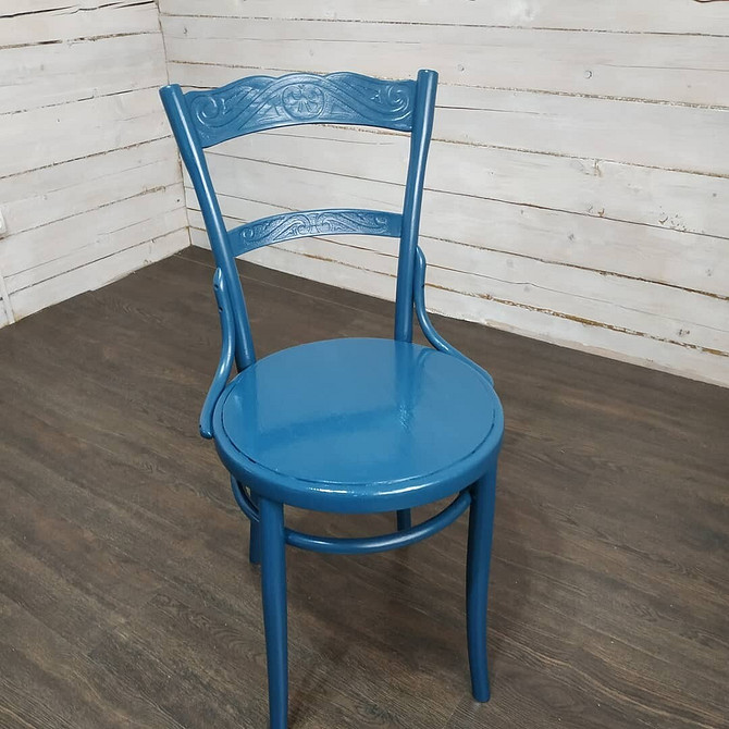 Dekoracja krzesła z użyciem szablonów: Detale renowacji krzeseł DIY w 2026 roku.