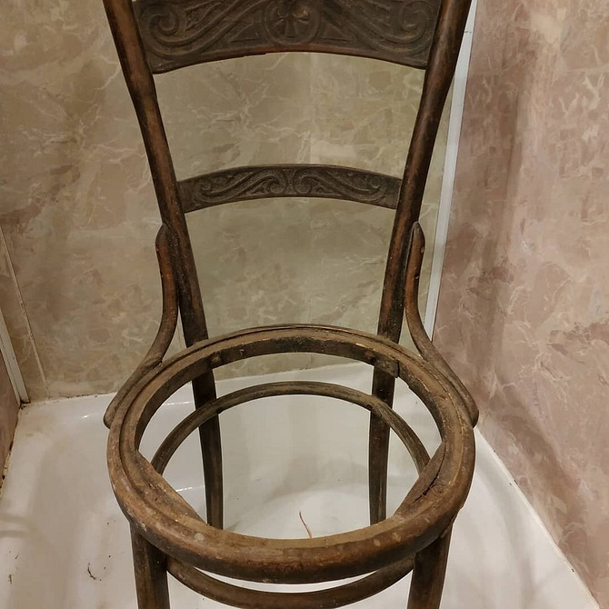 Stare krzesło przed i po renowacji: spektakularna metamorfoza w 2026 roku.