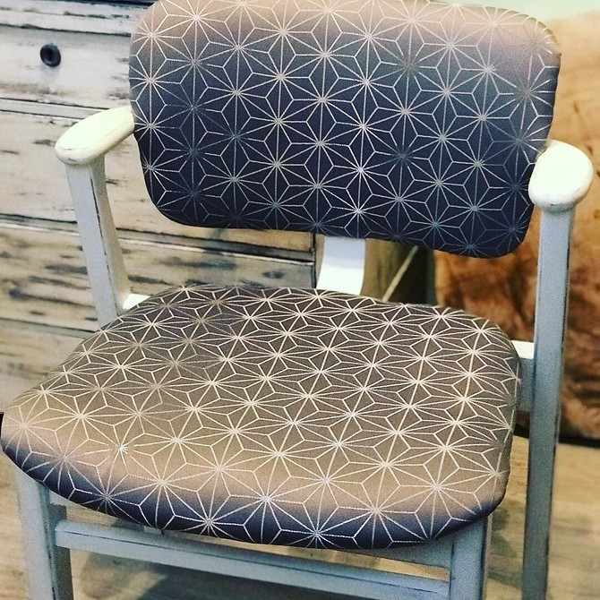 Zdejmowanie starej tapicerki z krzesła: przygotowanie do renowacji w 2026 roku.