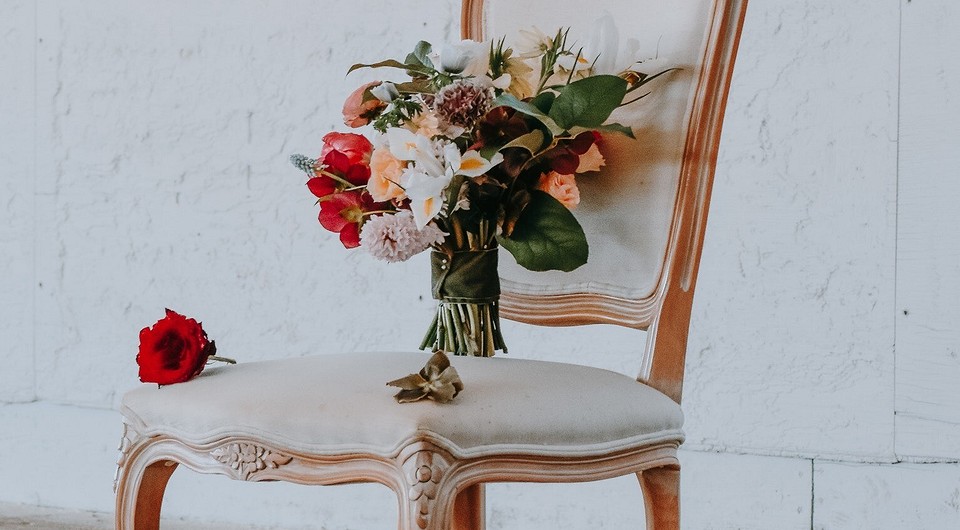 Odnowione krzesło DIY: malowanie, dekorowanie i renowacja starego krzesła krok po kroku.