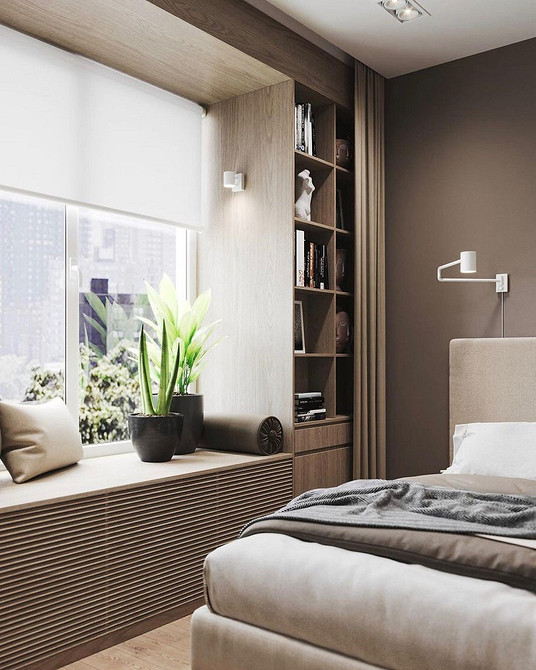 Sofa na parapecie: elegancja Elegancka sofa na parapecie z białymi poduszkami, stylowy design wnętrza.