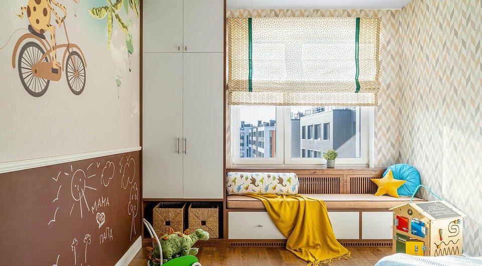 Sofa na parapecie: komfort Przytulna sofa na parapecie z poduszkami, idealne miejsce do czytania przy oknie.