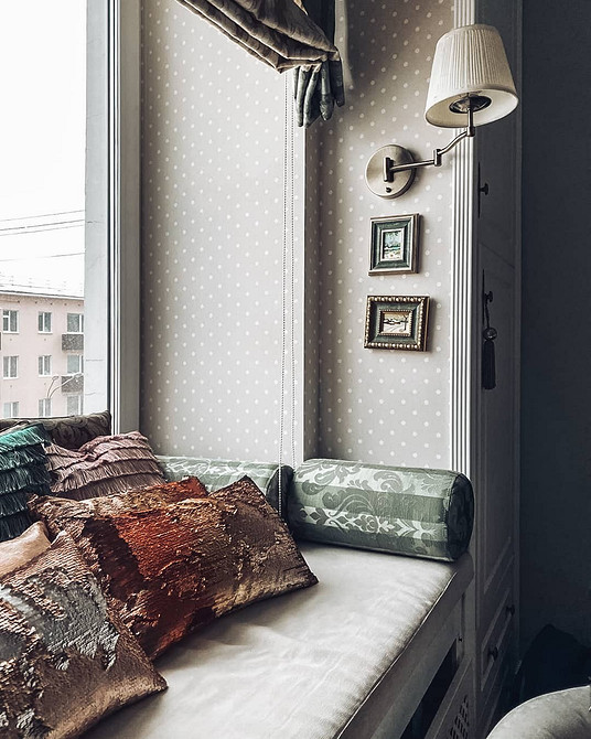 Sofa na parapecie: schowki Aranżacja sofy na parapecie z wykorzystaniem szuflad do przechowywania rzeczy.