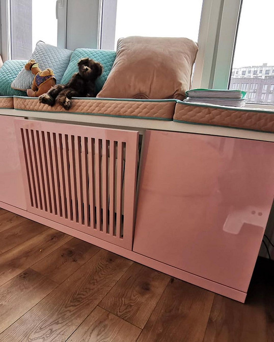 Relaks przy oknie Przytulna sofa na parapecie – idealne miejsce do relaksu z widokiem za oknem.