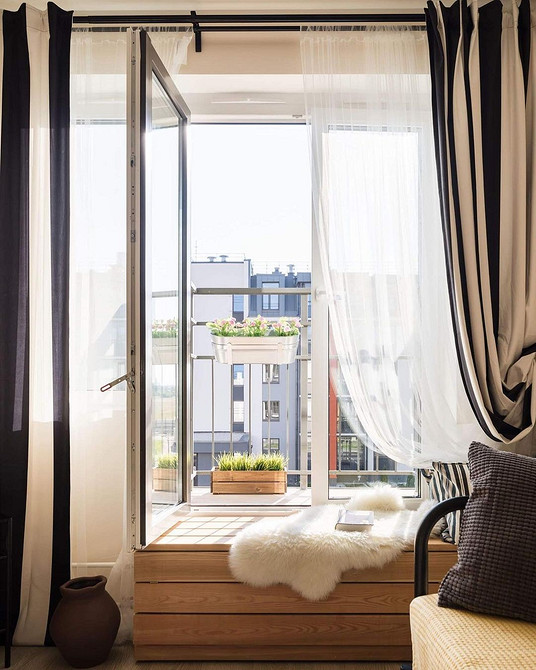 Sofa na parapecie: mały pokój Niewielka sofa na szerokim parapecie, zoptymalizowana przestrzeń w małym pokoju.
