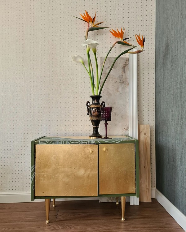 Stolik odnowiony techniką decoupage i malowania – renowacja mebli DIY.