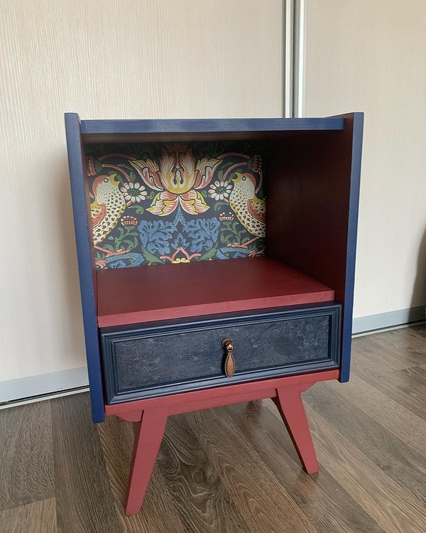 Stylowe krzesło z efektem złota – renowacja mebli DIY, efekt złota.