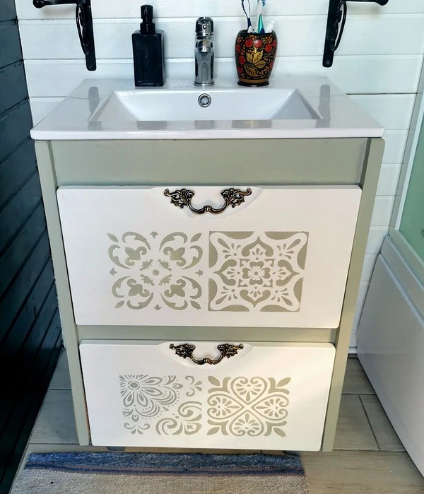 Komoda w stylu retro odnowiona za pomocą szablonów – renowacja DIY.