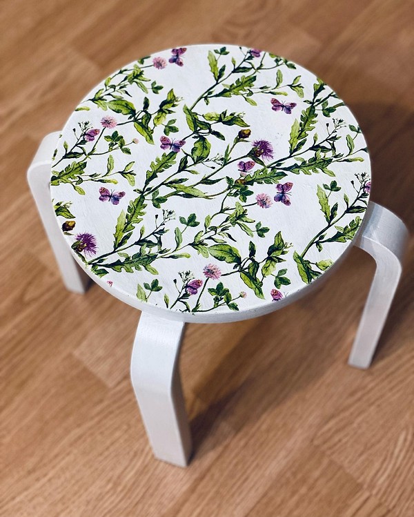 Szafa ozdobiona techniką decoupage z motywami kwiatowymi – decoupage 2026.