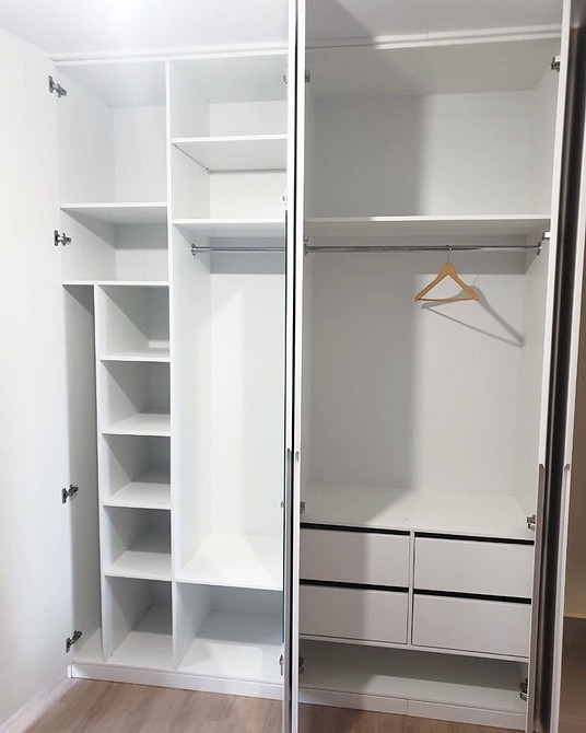 Stylowe oświetlenie wnętrza szafy wnękowej - funkcjonalność i estetyka w jednym.