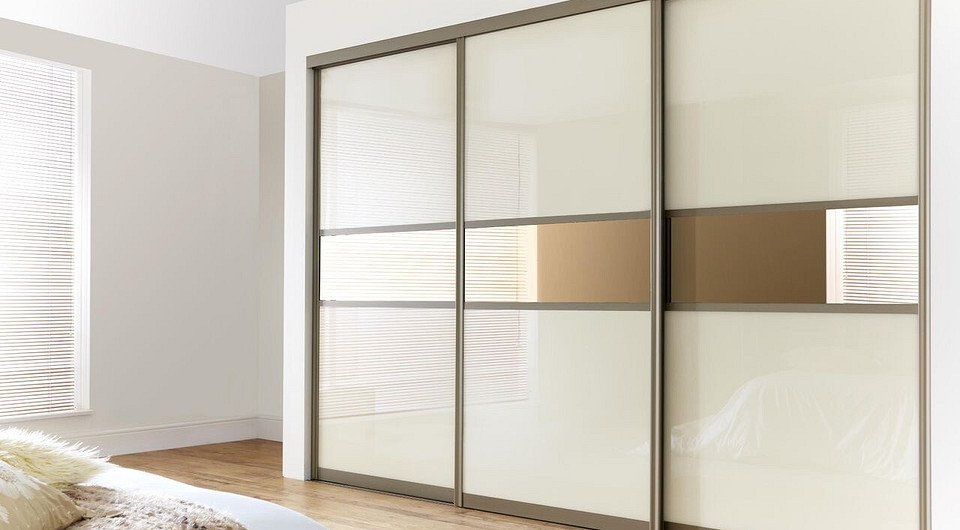 Oświetlenie LED w szafie wnękowej poprawia widoczność i komfort użytkowania.