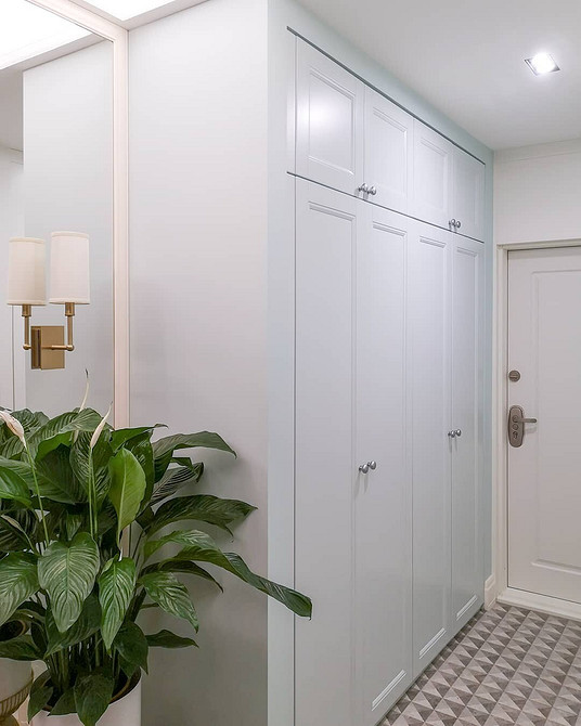 Szafa wnękowa na nierównych ścianach? Profesjonalne dopasowanie to klucz do sukcesu.