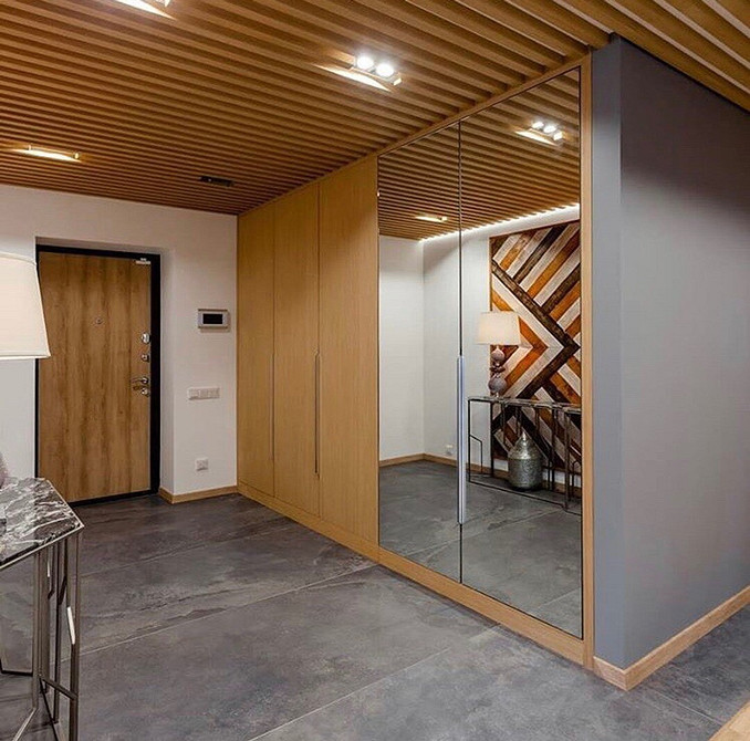 Praktyczne rozwiązania do przechowywania w szafie wnękowej: półki, szuflady, wieszaki.