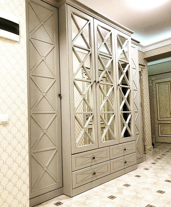 Projektowanie szafy wnękowej: wybór materiałów i optymalne rozmieszczenie wnętrza dla klienta