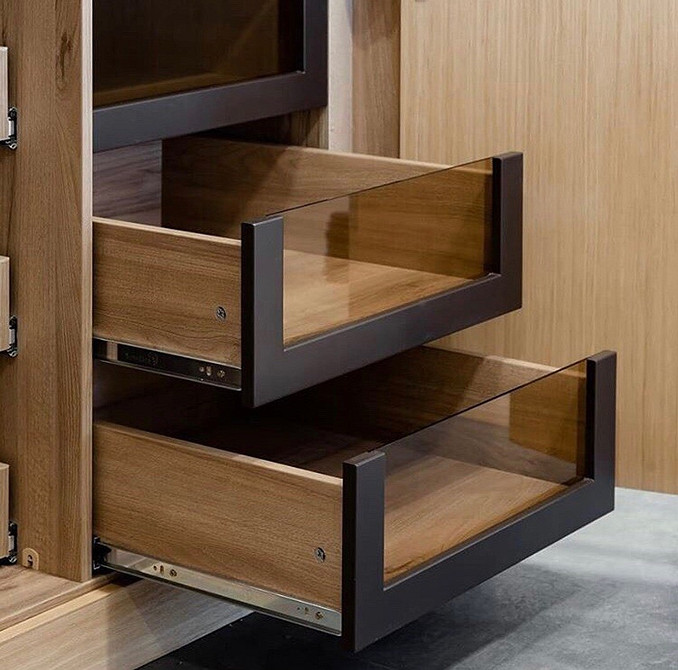 Wewnętrzne wyposażenie szafy wnękowej: półki, wieszaki i szuflady dla wygody użytkowania