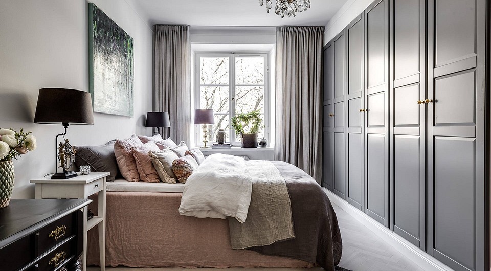 Nowoczesna szafa wnękowa z przesuwnymi drzwiami, idealna do optymalizacji przestrzeni.