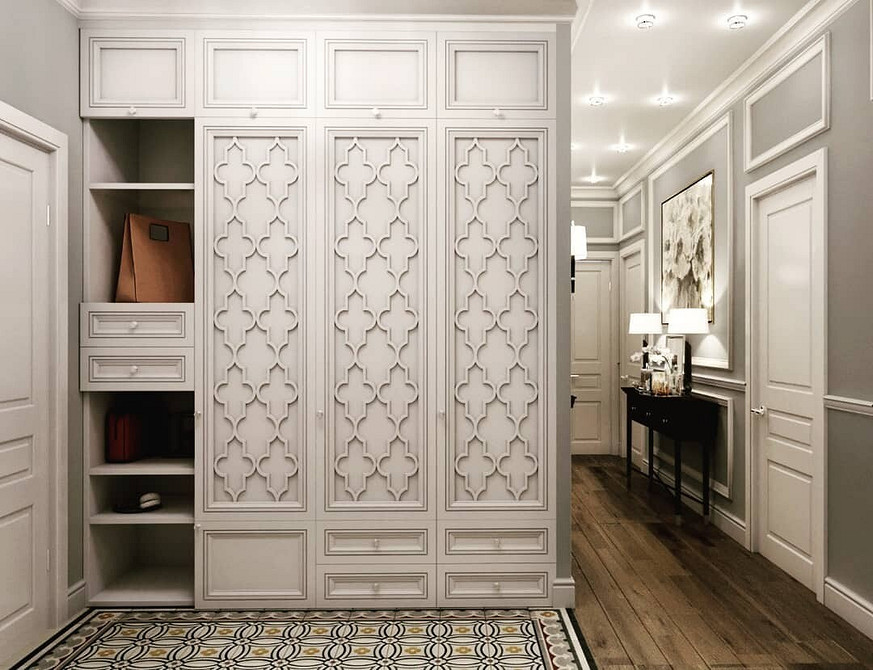 Oświetlenie szafy wnękowej: jak wybrać odpowiednie światło i ułatwić szukanie ubrań?