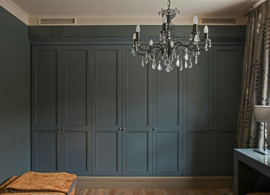 Profesjonalny montaż szafy wnękowej zapewnia stabilność i długowieczność konstrukcji.