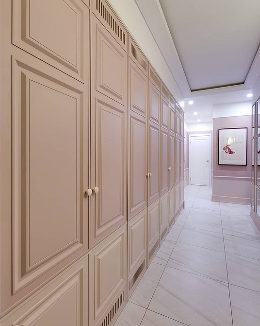 Przemyślana ergonomia szafy wnękowej ułatwia dostęp do ubrań i akcesoriów.