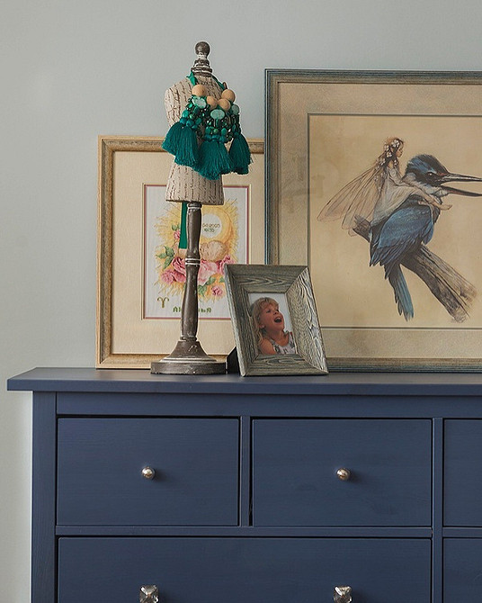 Szafa z klasą Przerobiona szafa IKEA w nowoczesnym wnętrzu: stylowe i funkcjonalne rozwiązanie do przechowywania.