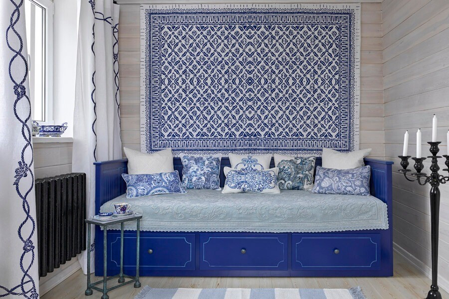 Półka po tuningu Półka IKEA, zmodernizowana przez ukraińskiego projektanta: idealne rozwiązanie do przechowywania i personalizacji.