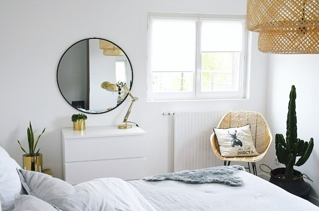 Rattan: Urok i ciepło Rattanowe elementy dekoracyjne: lustro, kosz i lampion w stylu boho.