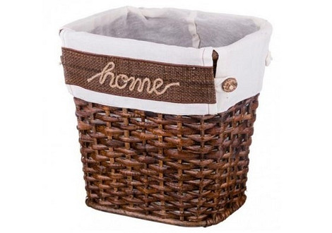 Rattan: Meble i dekoracje Różnorodne meble z rattanu: krzesła, szafki i akcesoria dekoracyjne.