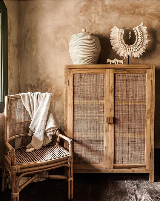 Egzotyczny rattan w domu Rattanowe meble: krzesło, stolik i doniczka tworzą egzotyczny klimat w domu.