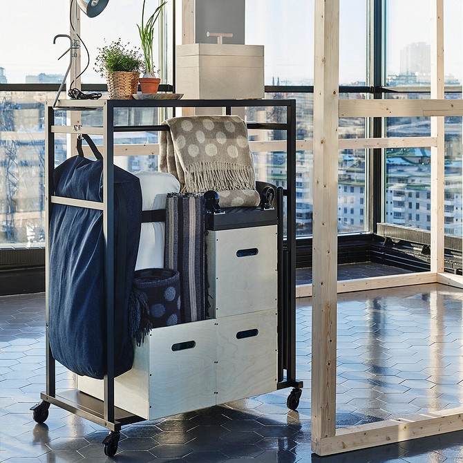 Dynamiczne wnętrze z IKEA Dynamiczne wnętrze z IKEA dzięki 9 mobilnym meblom, idealne dla miłośników zmian.
