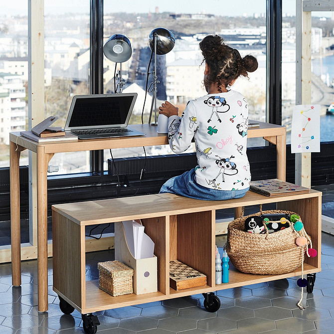 Etażerka mobilna IKEA Stylowa etażerka na kółkach IKEA – mobilne meble do przechowywania książek i dekoracji.