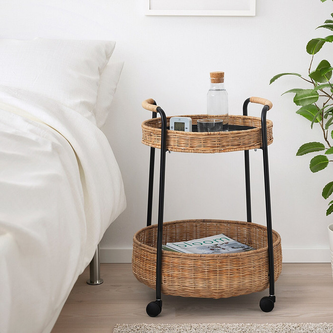 Stolik na kółkach IKEA Kompaktowy stolik kawowy na kółkach IKEA, doskonale sprawdzi się przy sofie w małym mieszkaniu.