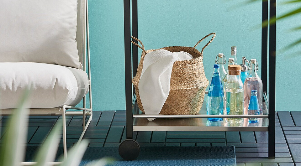 Meble IKEA na kółkach Mobilne meble IKEA na kółkach do dynamicznego wnętrza w minimalistycznym stylu.