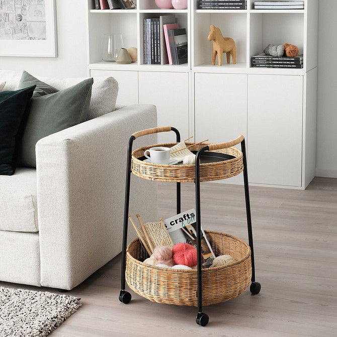Mobilna półka IKEA Dynamiczne wnętrze z mobilną półką IKEA na kółkach, idealna do przechowywania książek.