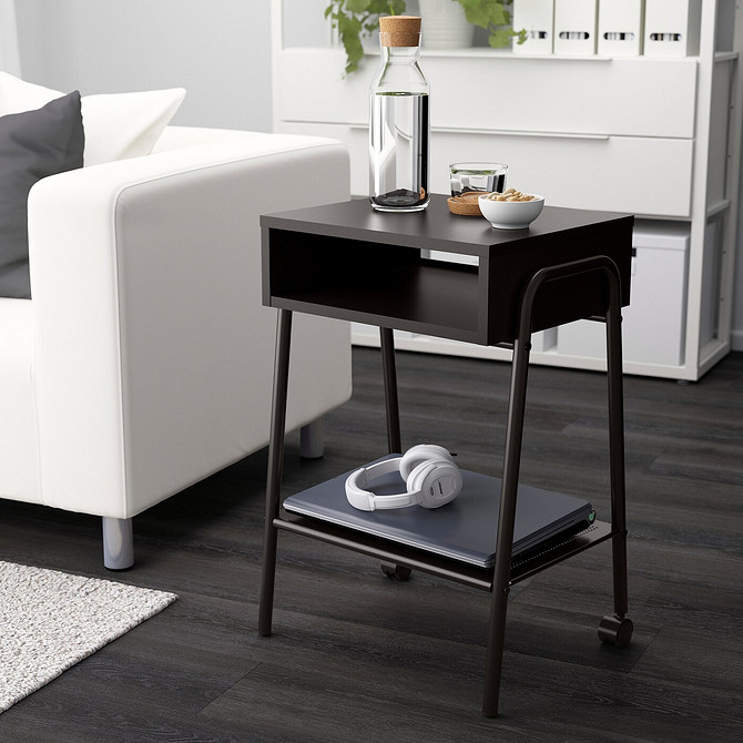 Mobilny wózek IKEA Wózek na kółkach IKEA do stylowego przechowywania i łatwej reorganizacji w nie wielkim mieszkaniu.