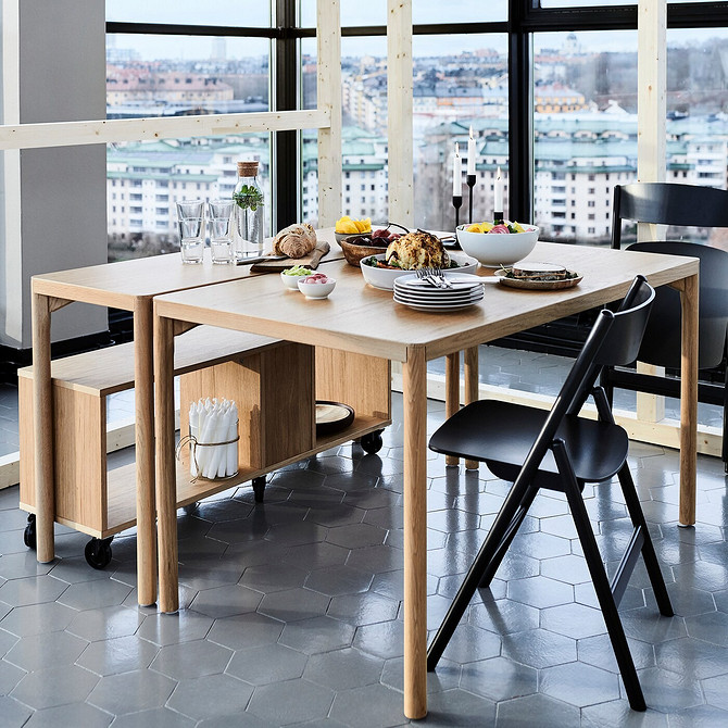 Komoda mobilna IKEA Elegancki komoda na kółkach IKEA – mobilne meble, które dodają szyku do salonu.