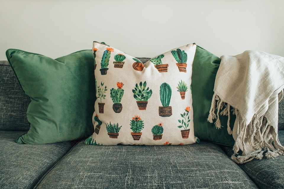 Tkaniny: Kolory i Style Różne kolory i tekstury tkanin antyvandalowych: dopasowanie do wnętrza.