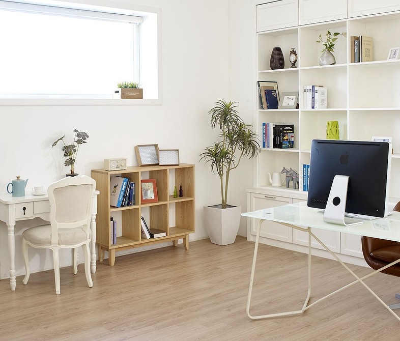 Gabinet z białym biurkiem Ergonomiczny gabinet z białym biurkiem, półkami i minimalistycznym krzesłem, sprzyjający efektywnej pracy i koncentracji.