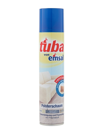 Elegancki biały sofa z kolorowymi poduszkami akcentującymi w wnętrzu.