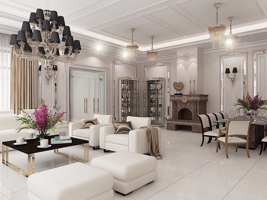 Wnętrze salonu z białym sofaom, dywanem i żywymi roślinami.