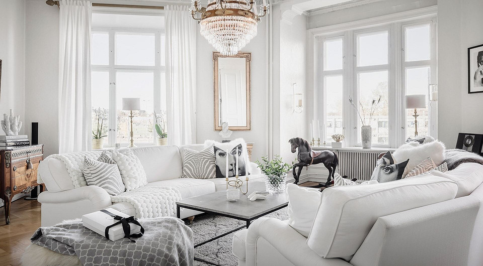 Elegancki biały salon: stylowe białe meble i nowoczesny design wnętrza.