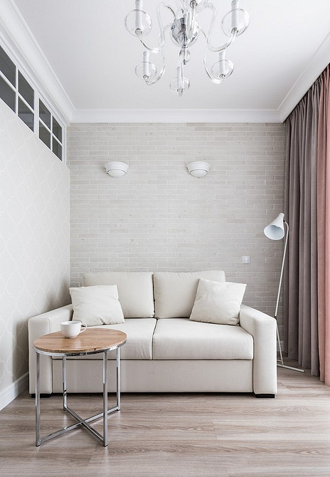 Biała sofa w stylu eko. Biała sofa w stylu eko z lnianą tapicerką, w otoczeniu zieleni, naturalne materiały.