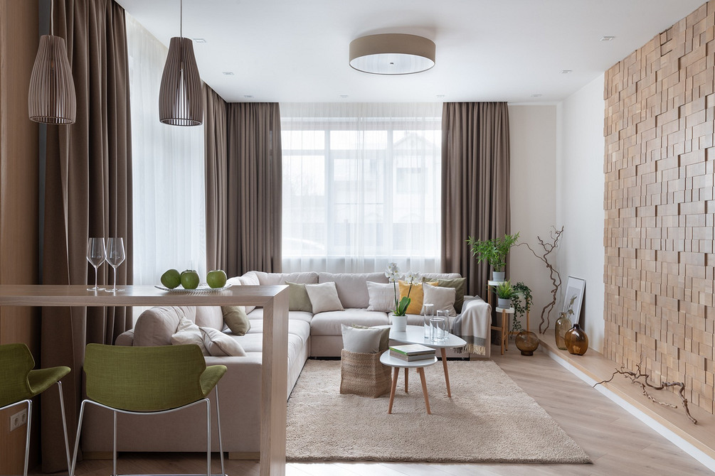 Biała sofa w stylu eko Biała sofa z naturalnych materiałów w ekologicznym wnętrzu z roślinami.