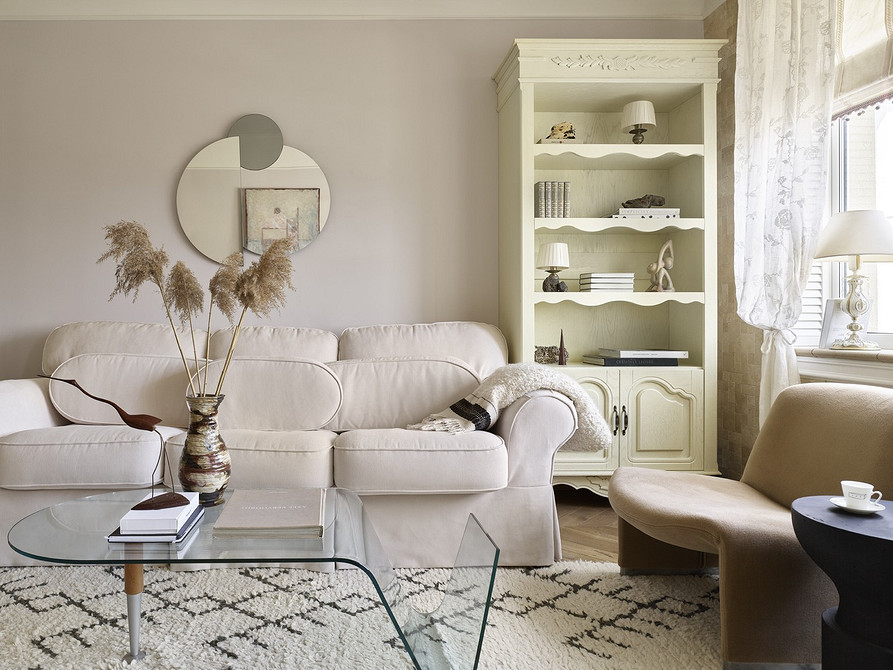 Biała sofa narożna Przestronna biała sofa narożna w salonie, oferująca wygodę i funkcjonalność dla całej rodziny.