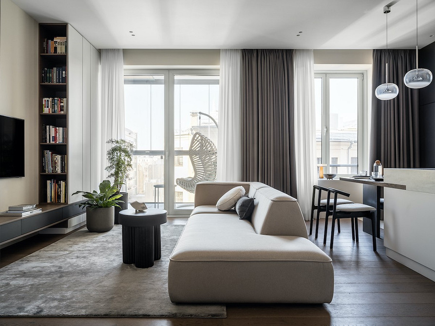 Minimalistyczna biała sofa Minimalistyczna biała sofa w wnętrzu, podkreślająca prostotę, jasność i nowoczesny design przestrzeni.