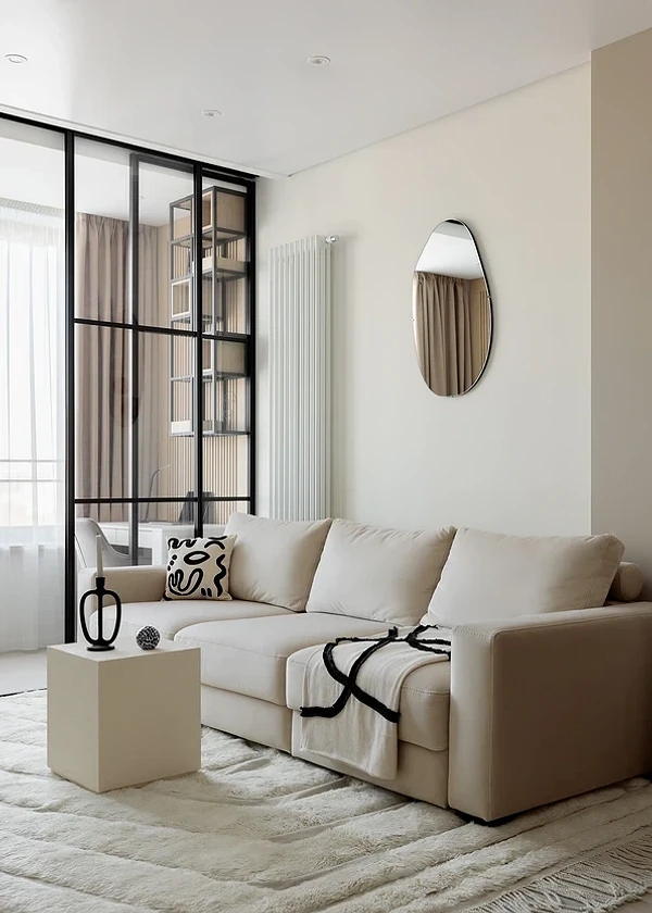 Modułowa biała sofa Modułowa biała sofa w dużym salonie z oknami panoramicznymi.